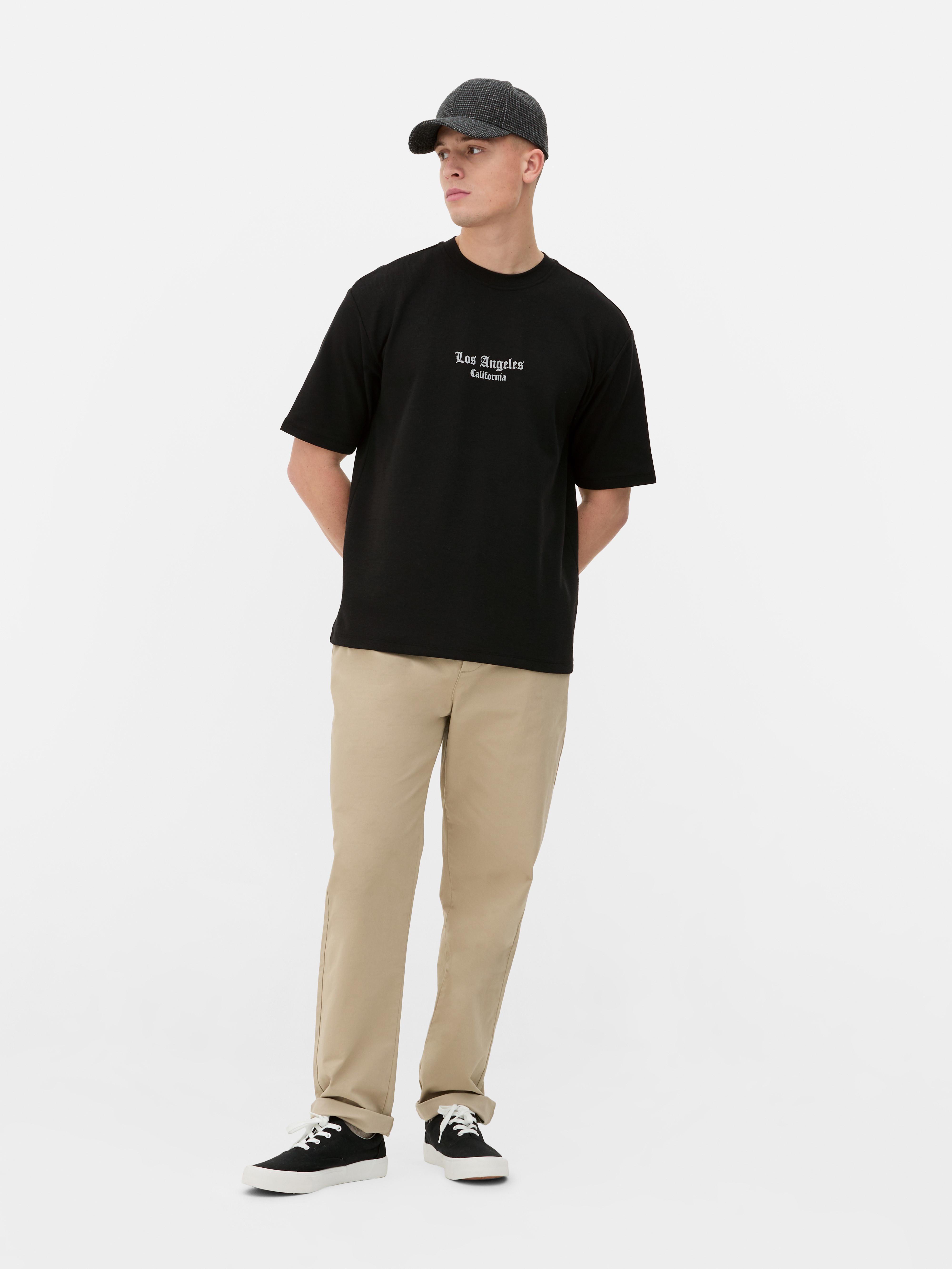 LA-Print-T-Shirt Ein normal geschnittenes T-Shirt mit Rundhalsausschnitt und kurzen Ärmeln