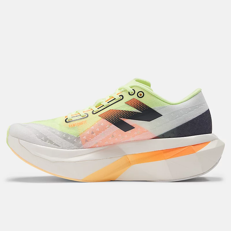 Chaussures FuelCell SuperComp Elite v4 pour femmes – Blanches avec des touches de vert citron et de mangue.