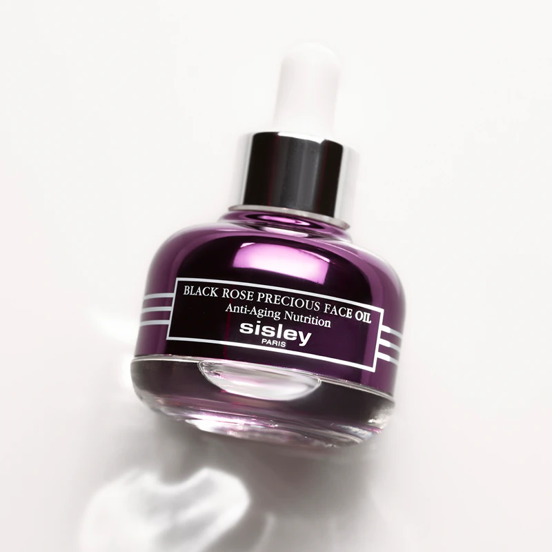Óleo Facial Precioso Rosa Negra da Sisley é um óleo facial nutritivo com efeito revitalizante e propriedades antirrugas.