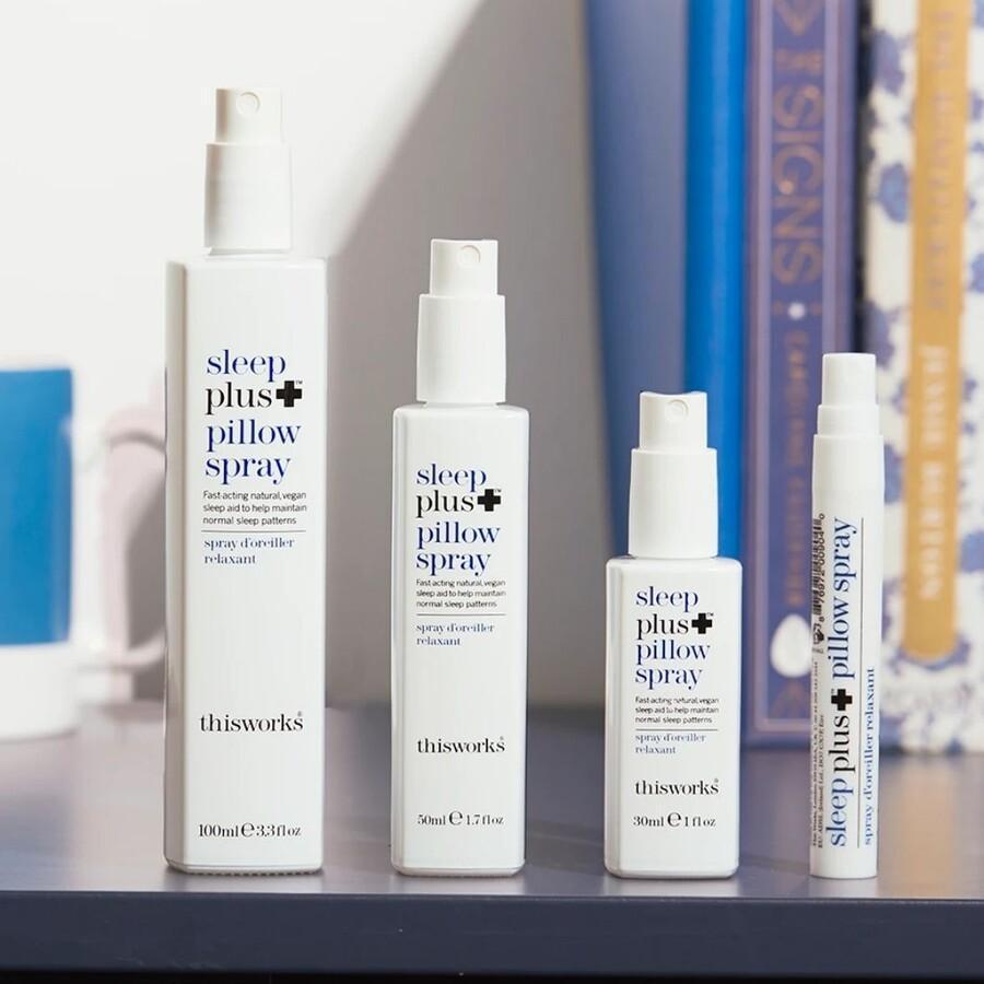 „This Works“ pagalvių purškiklis „Sleep Plus“ pagalvių purškiklis – 100 ml
