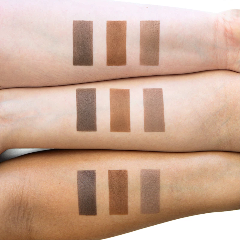 Pó para sobrancelhas theBalm Browpow® em uma prática caixa magnética