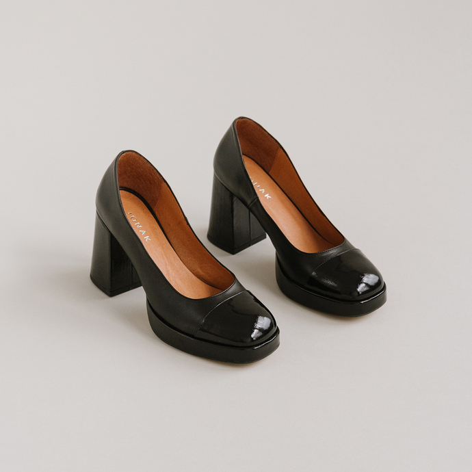 Escarpins à plateformes et bouts ronds  en cuir et vernis plissé noir