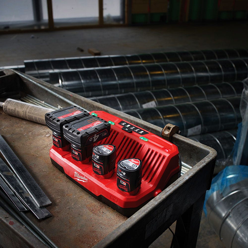 MILWAUKEE 12V 4-brønns sekvensiell batterilader M12C4