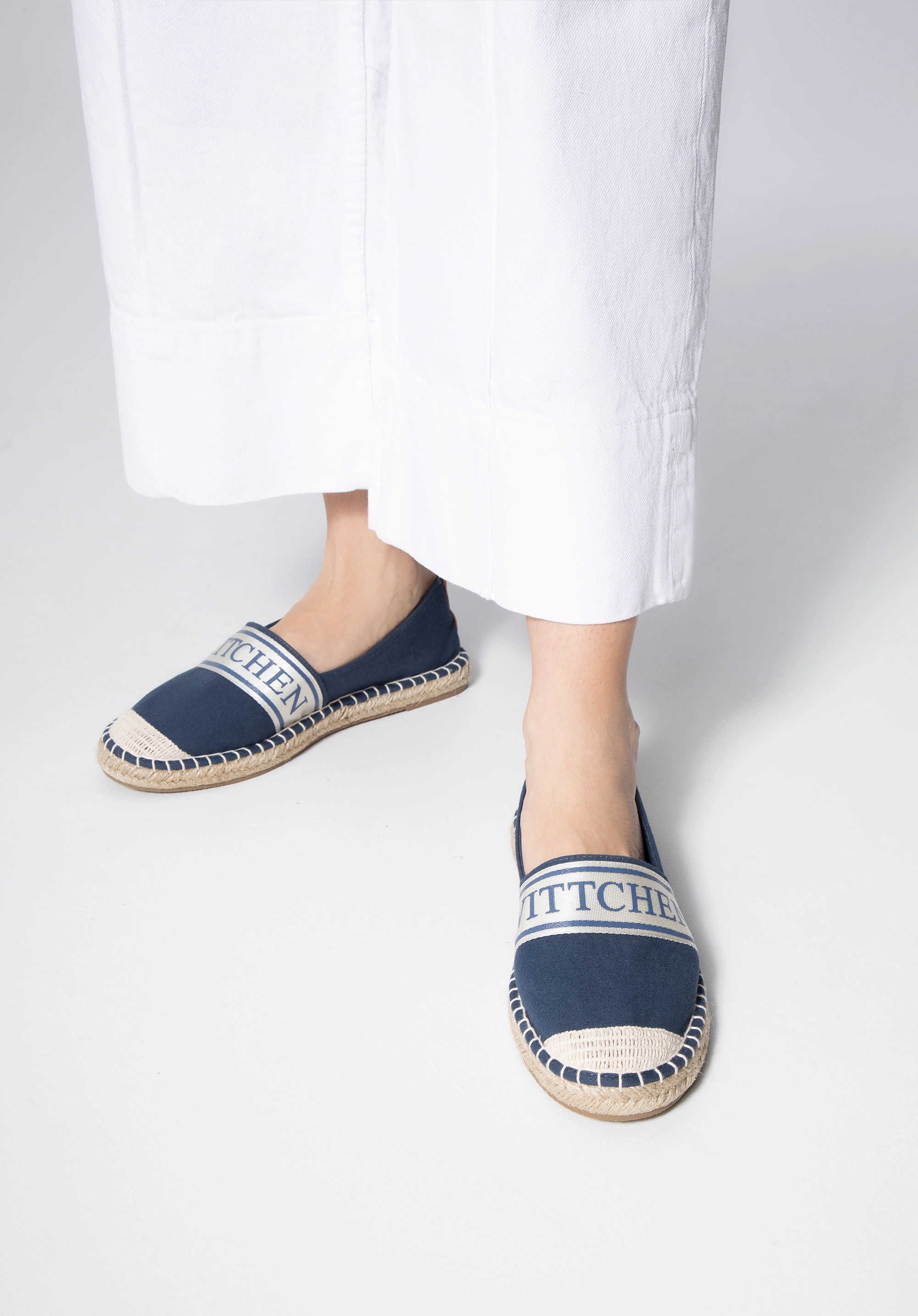 Damskie espadryle z lamówką z napisem WITTCHENKolor: granatowy