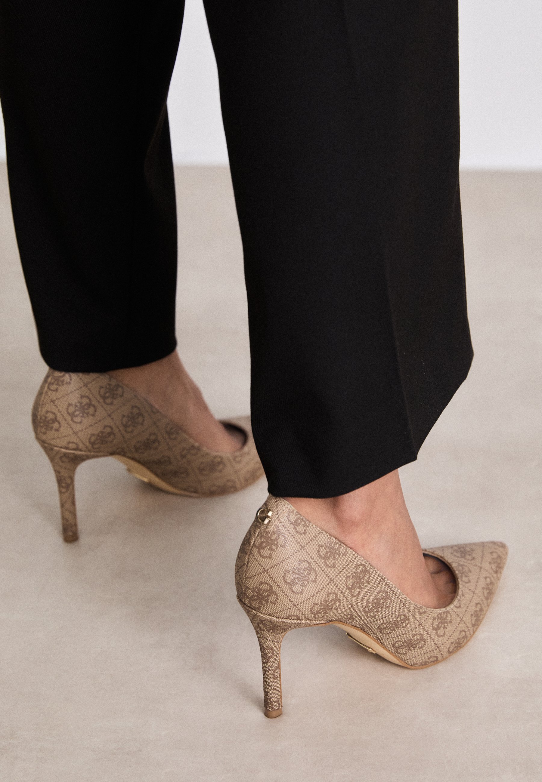 Guess DABBEY 2 - Escarpins classiques - beige/marron