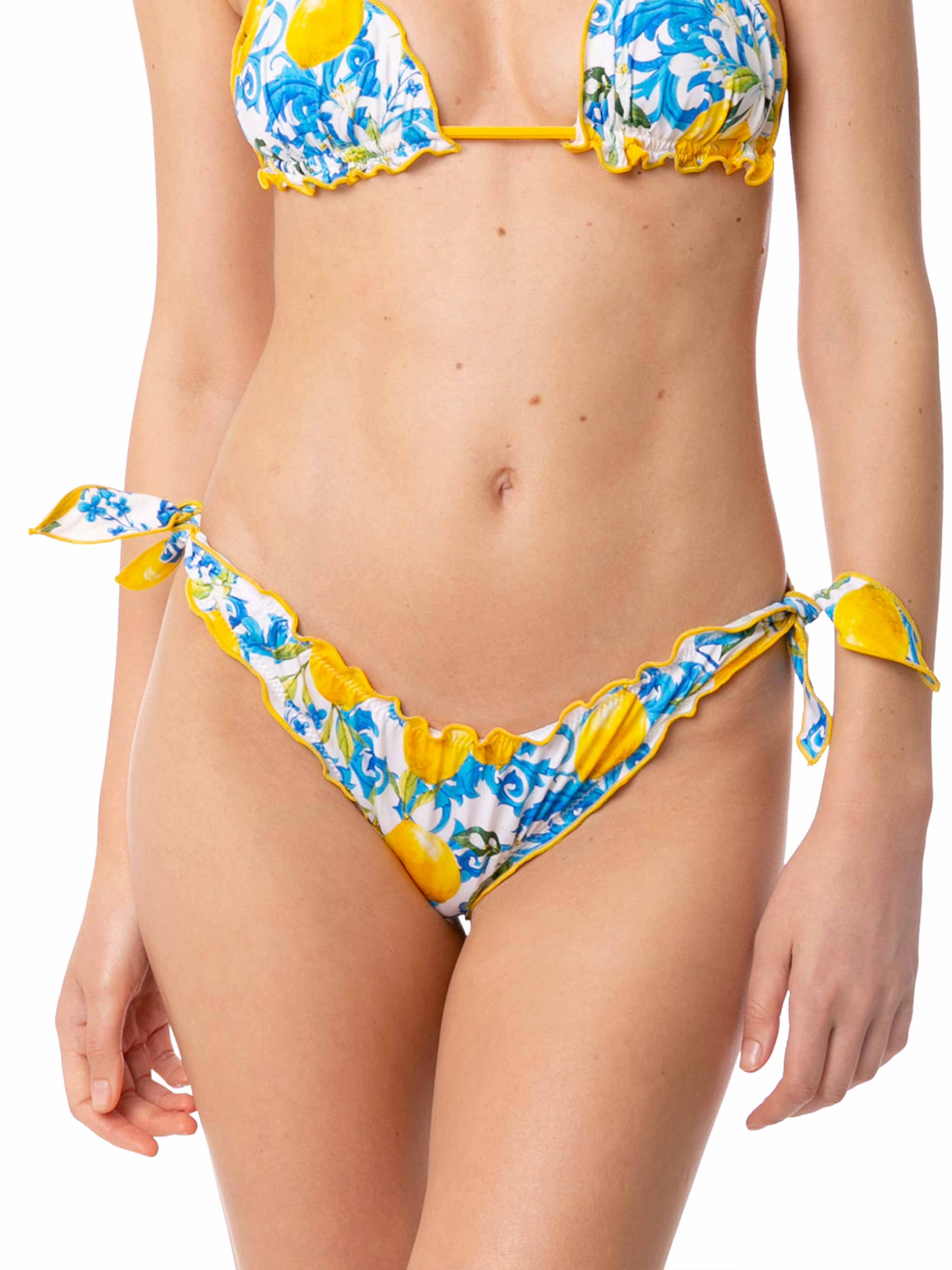Braguita de baño de corte alto para mujer con volantes y estampado.