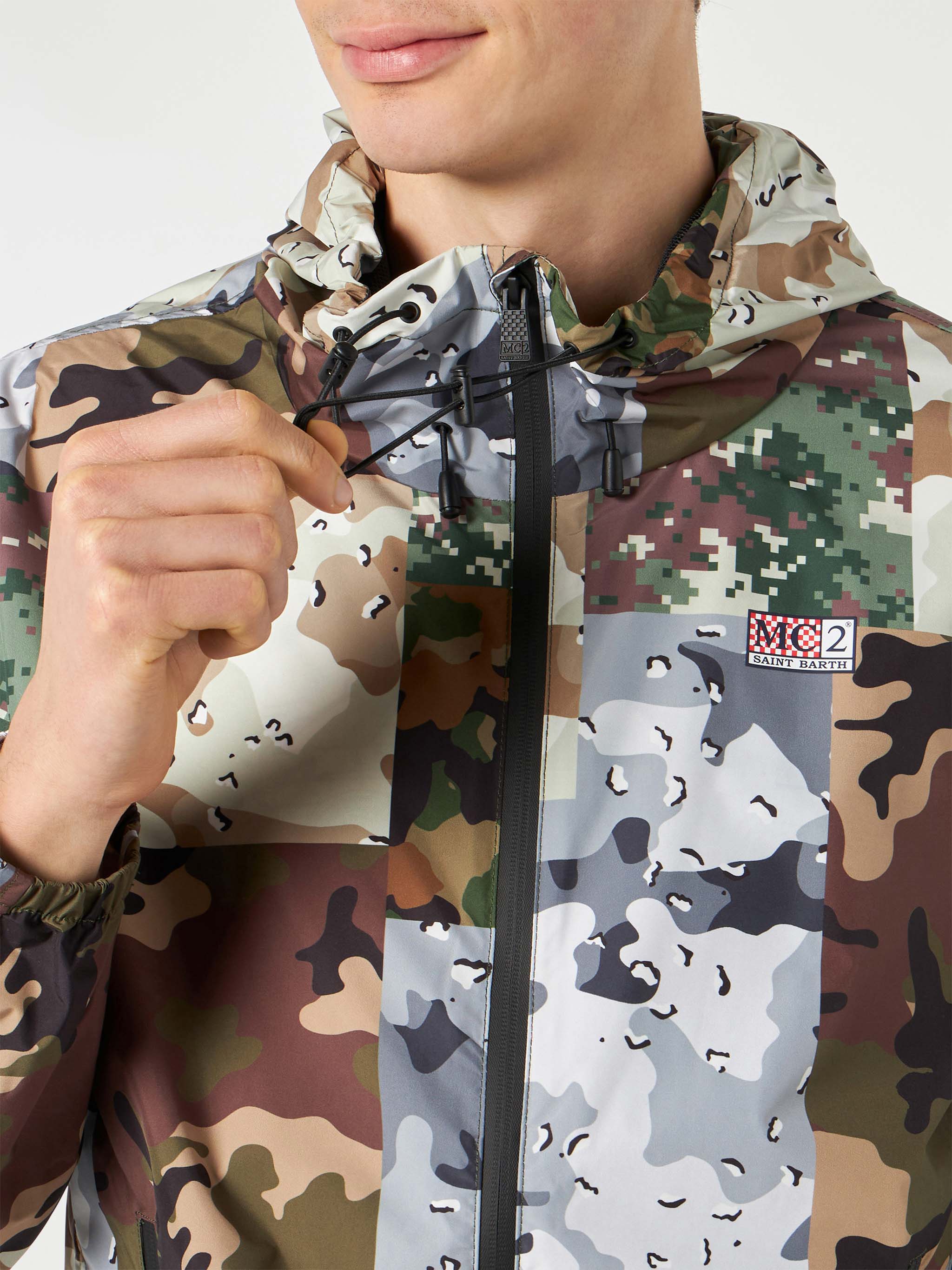 Leichte Herren-Windjacke mit Kapuze und Camouflage-Muster
