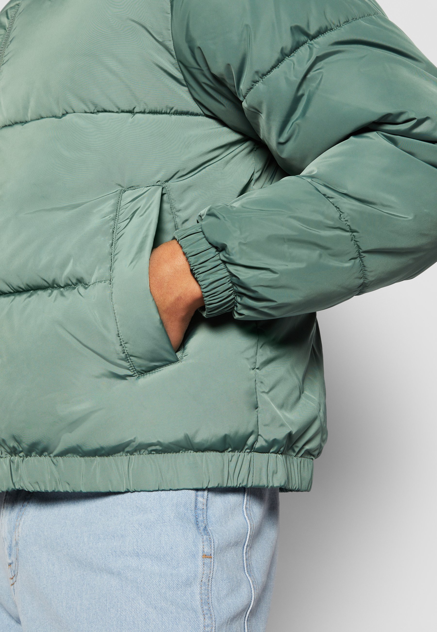 Karl Kani CHEST SIGNATURE PUFFER - Winterjacke - Staubgrün