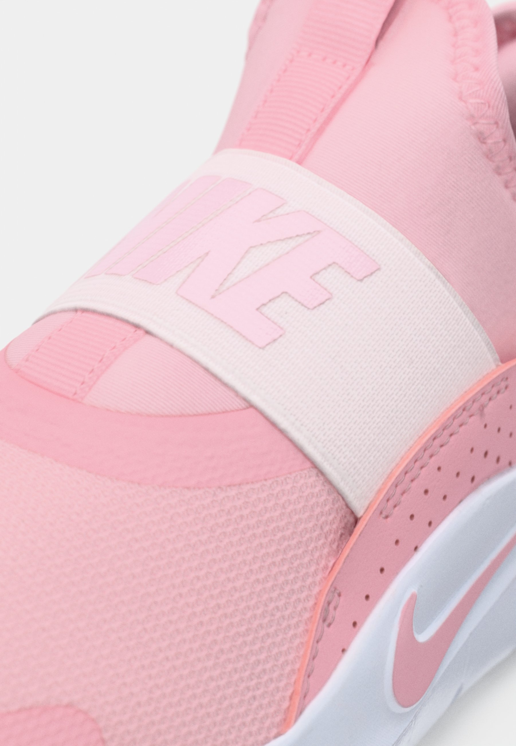 Nike Performance FLEX RUNNER 4 UNISEX - Hardloopschoenen voor op de weg - medium zachtroze/roze schuim/wit