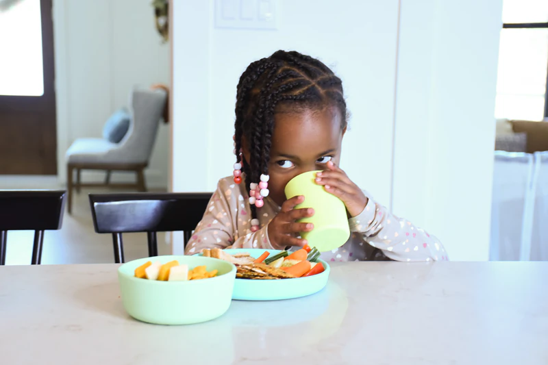 Conjunto de alimentação Melii nas cores menta, azul e lima.