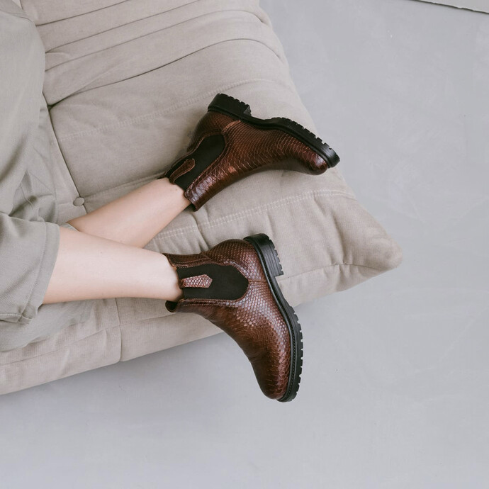 Bottines plates  en reptile cognac