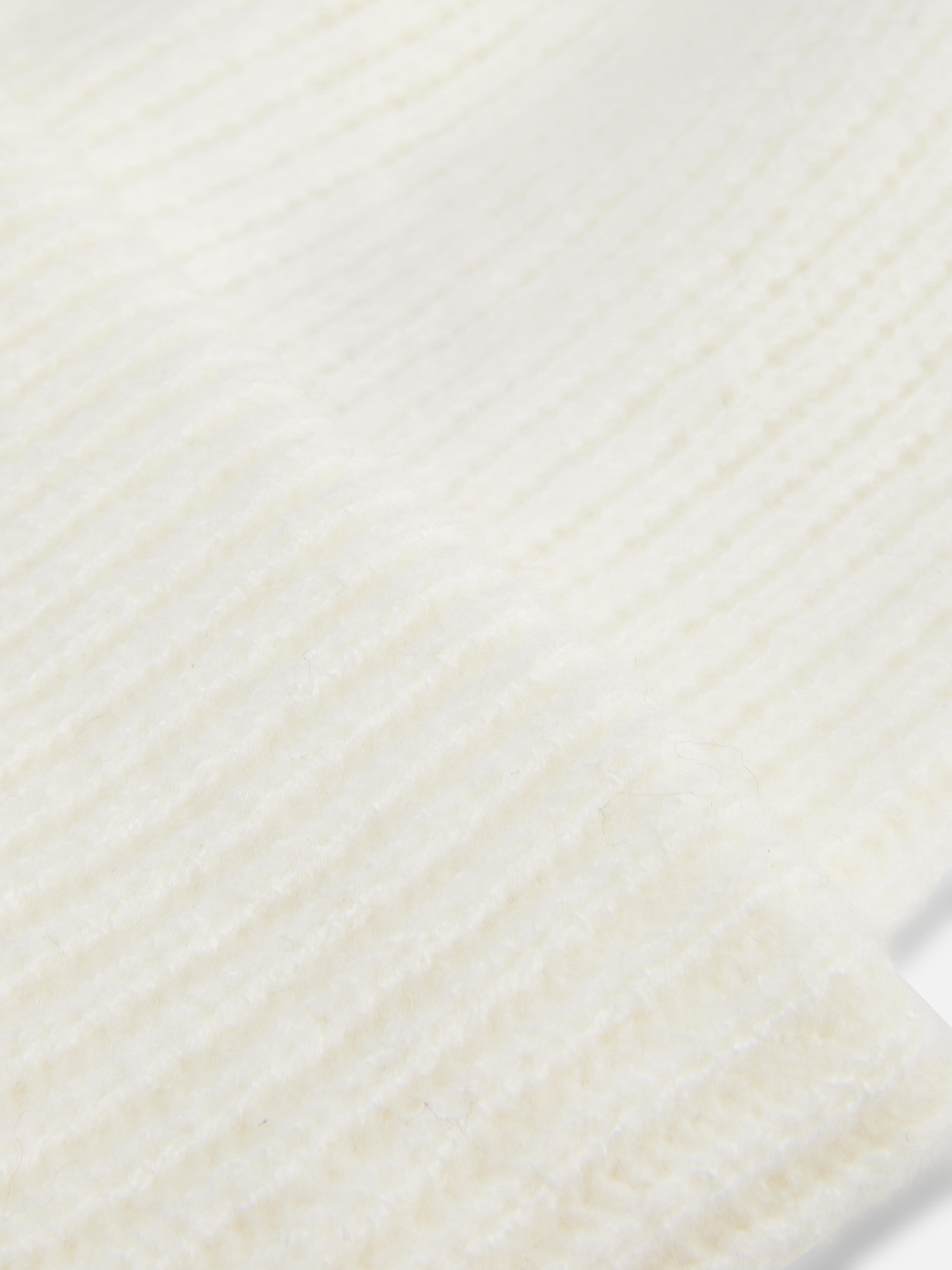 Berretto a maglia grossa con risvolto. Un berretto a coste con risvolto: perfetto per le giornate fredde.