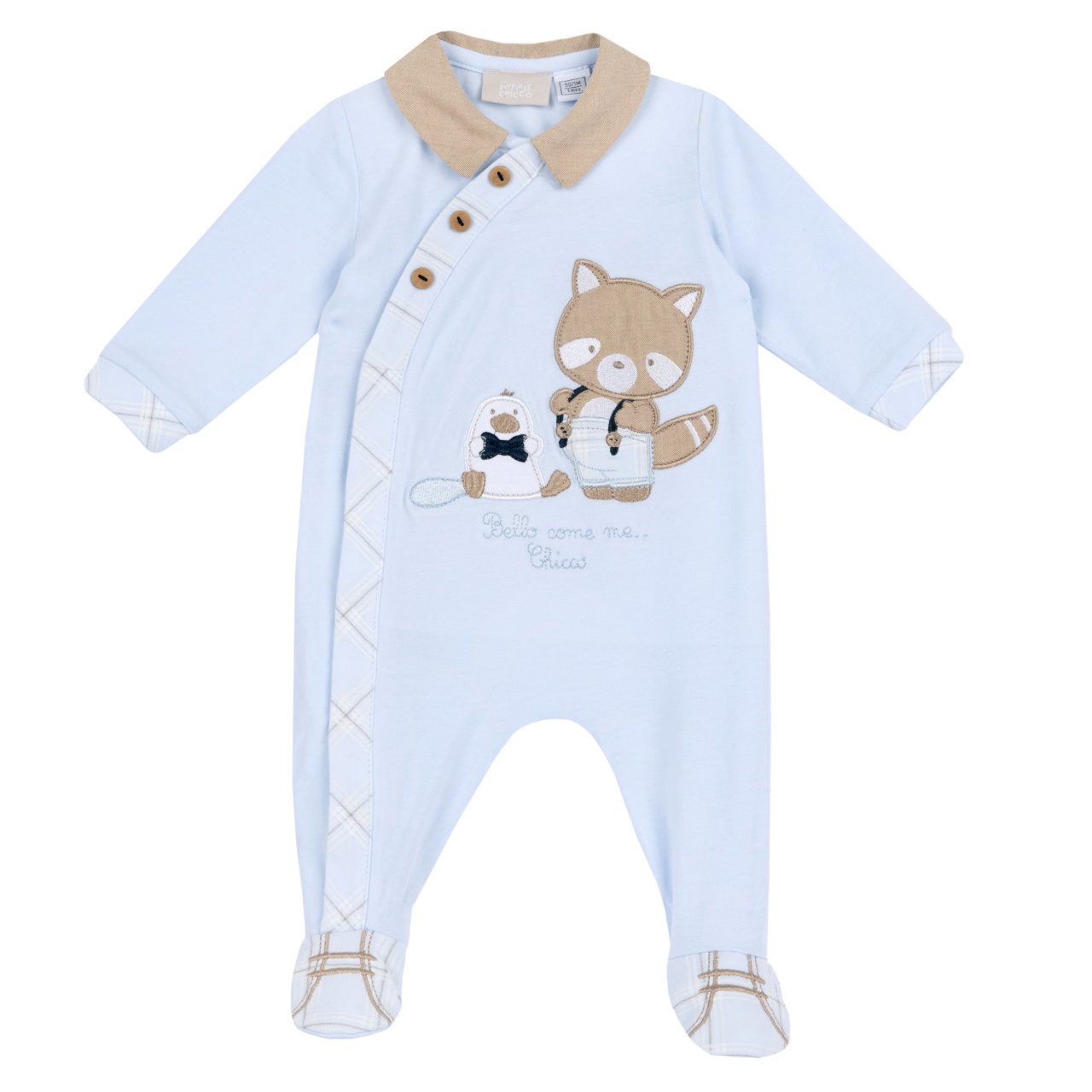 Blauwe pyjama met wasbeerprint en opening aan de voorkant.