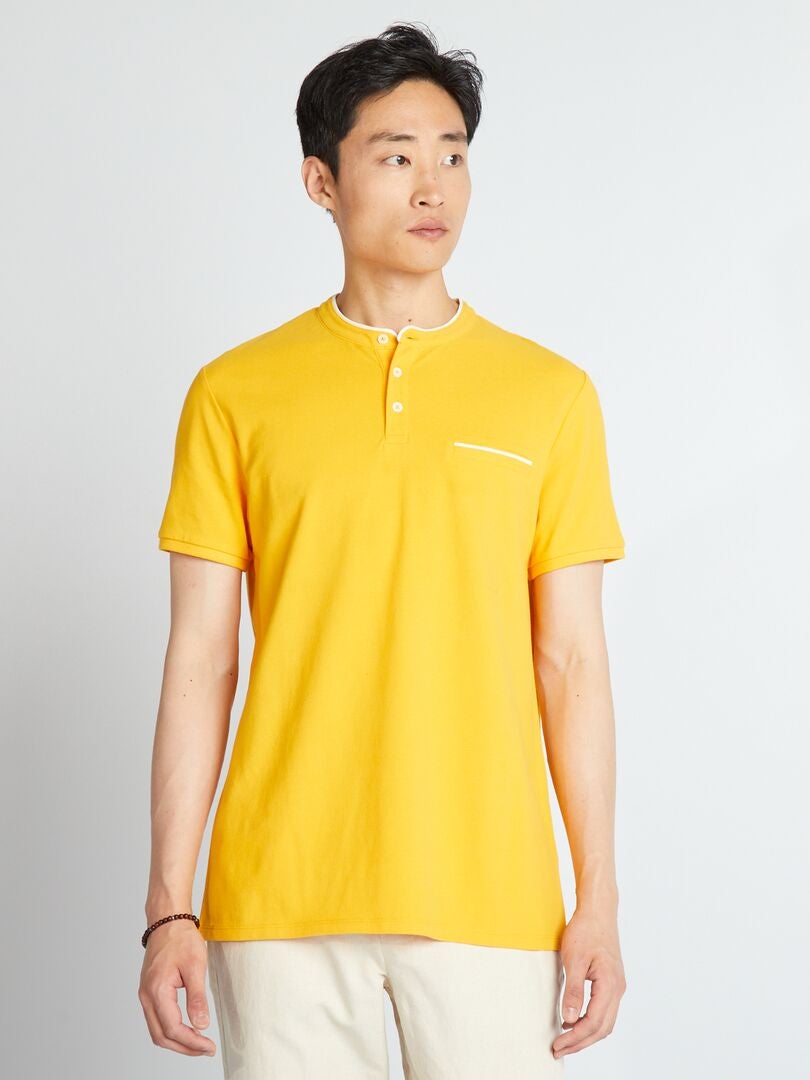 Camisa polo em piqué de algodão com gola mandarim - AMARELA