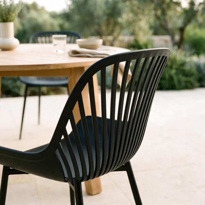 Set di 4 sedie da giardino VERDE, poltrone da esterno in plastica con gambe in metallo nero, schienale ventilato, portata massima 150 kg.