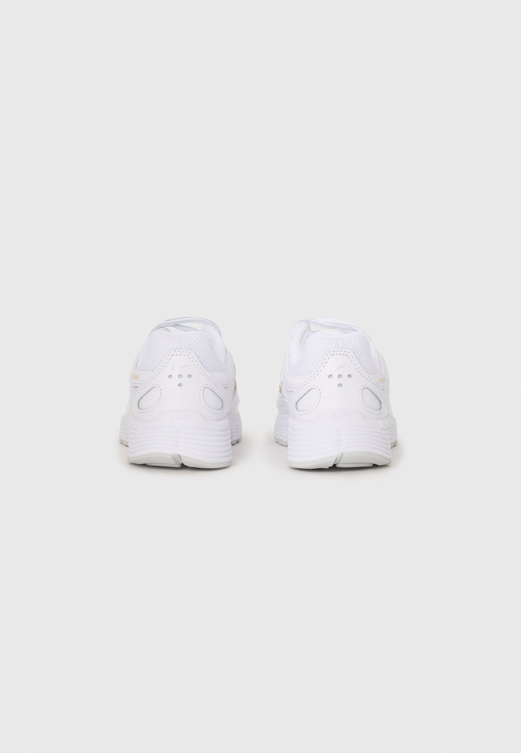 Nike Sportswear P 6000 UNISEX - Sneakers - wit/metallic goudkleurig/puur platinakleurig