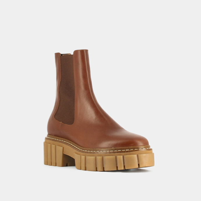 Boots à semelles crantées et élastiques  en cuir gras cognac