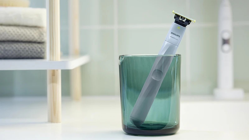 Philips OneBlade First Shave QP1324/30 бријач за браду