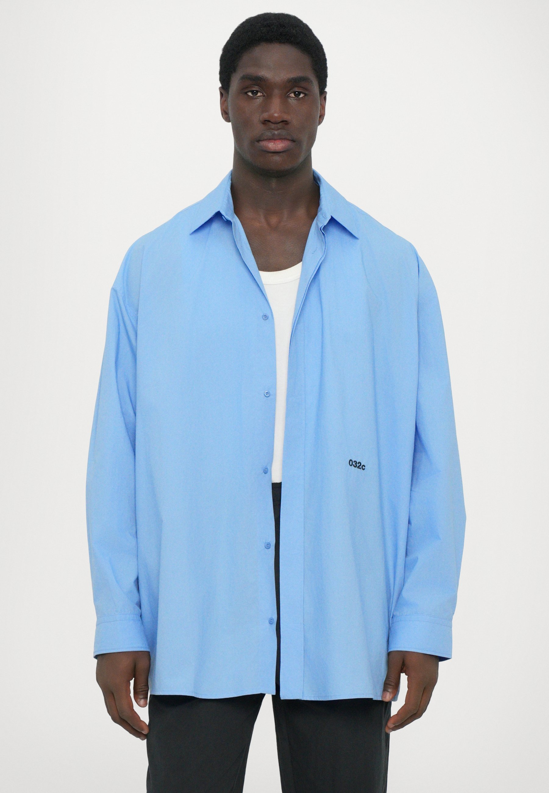 032c PLEASE STEAM OVERSIZED SHIRT UNISEX - Blouse met knoopsluiting - lichtblauw