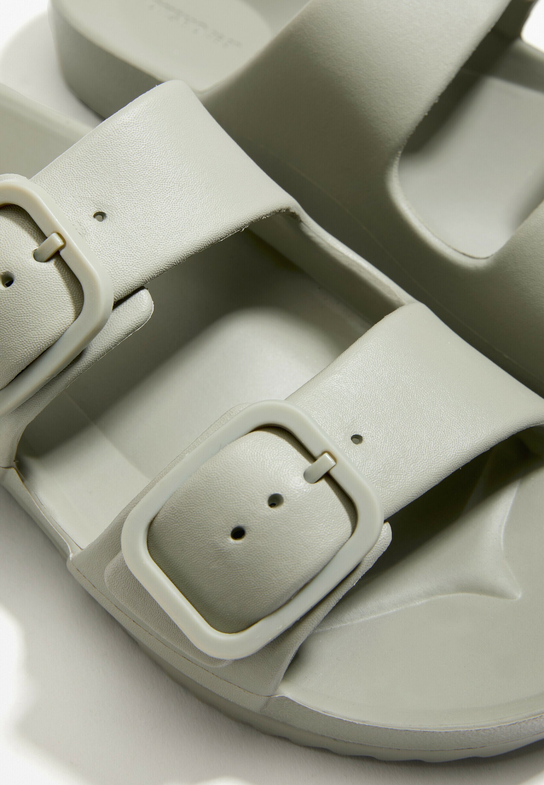 OYSHO BUCKLED - Toboggans de piscine - kaki