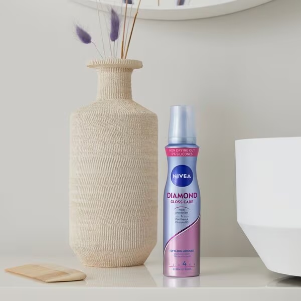 NIVEA Diamond Gloss Care Hold 4 putos plaukams, 150 ml