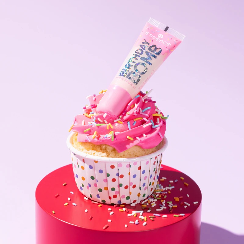 Essence Birthday Bomb caurspīdīgais lūpu spīdums mirdzošam spīdumam