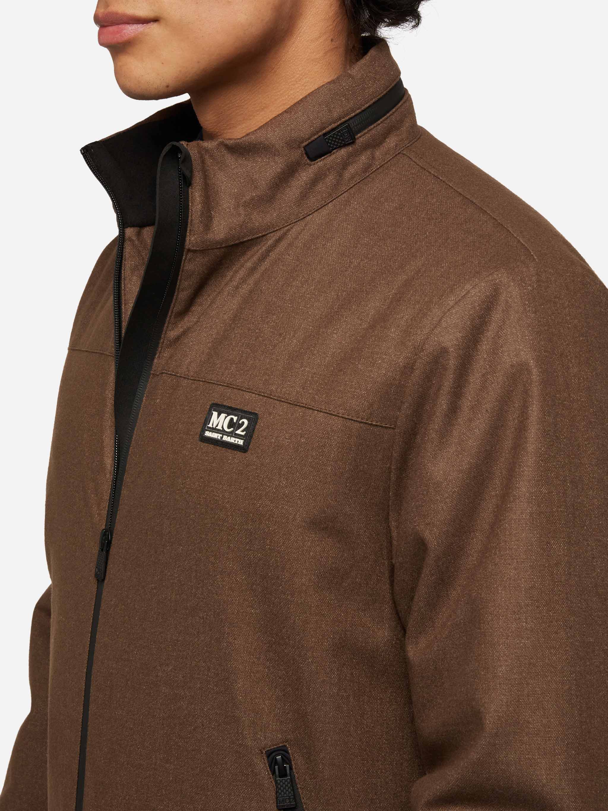 Chaqueta bomber de lana marrón campestre con forro de peluche.
