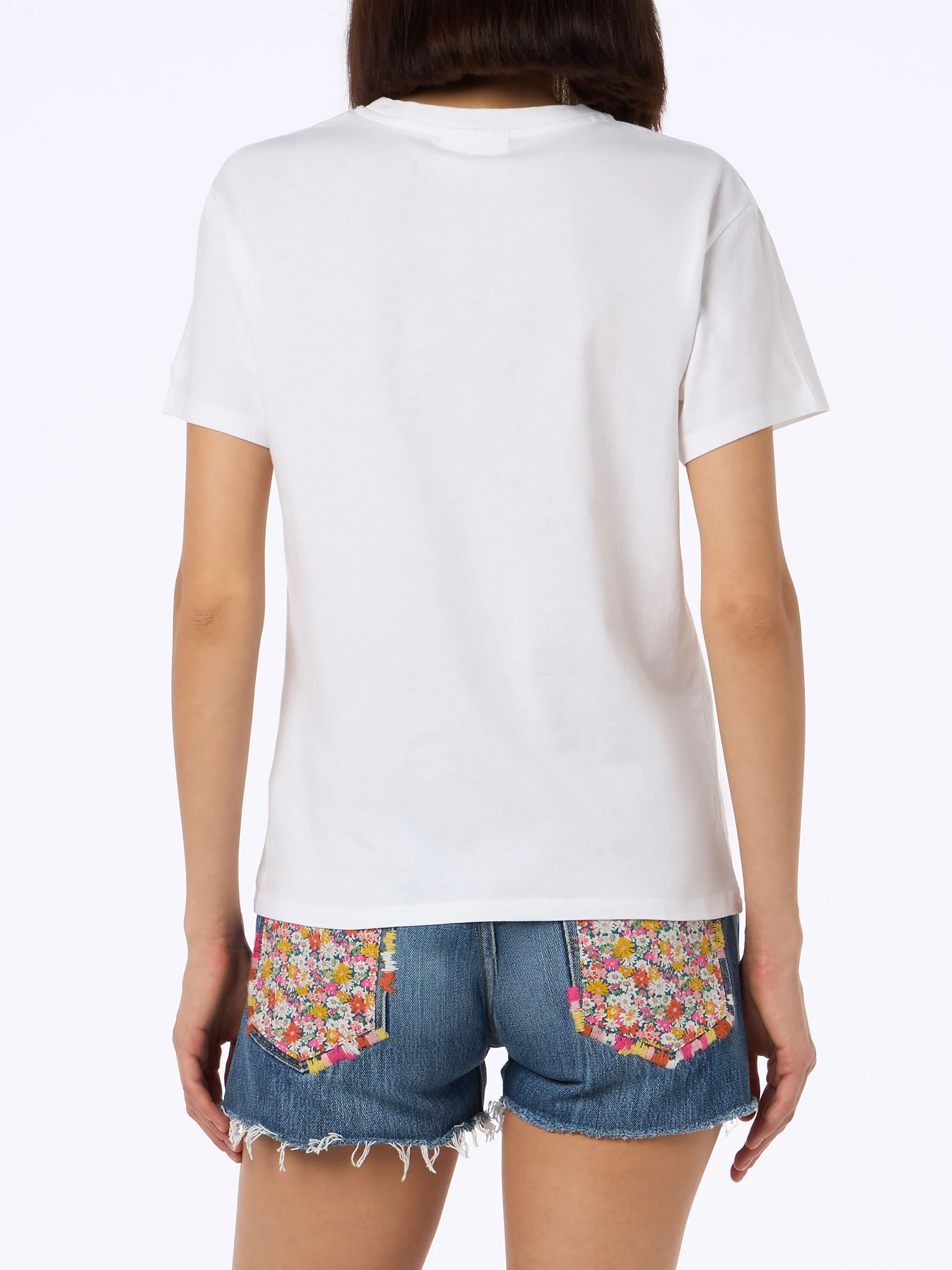 Emilie dames T-shirt met ronde hals, gemaakt van witte katoenen jersey, met borduurwerk.