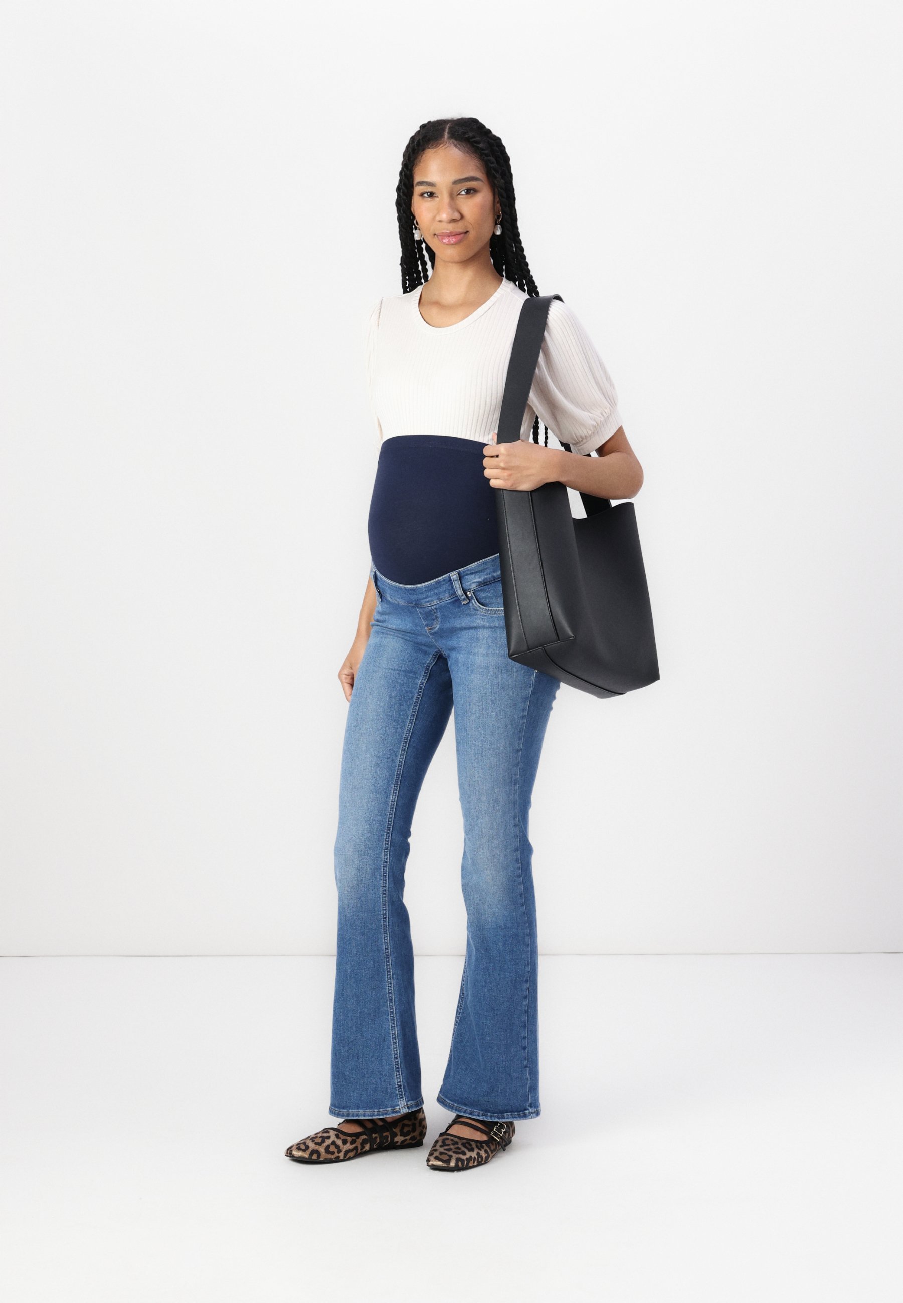 ONLY MATERNITY OLMBLUSH FLARED - Flared jeans - medium blue denim