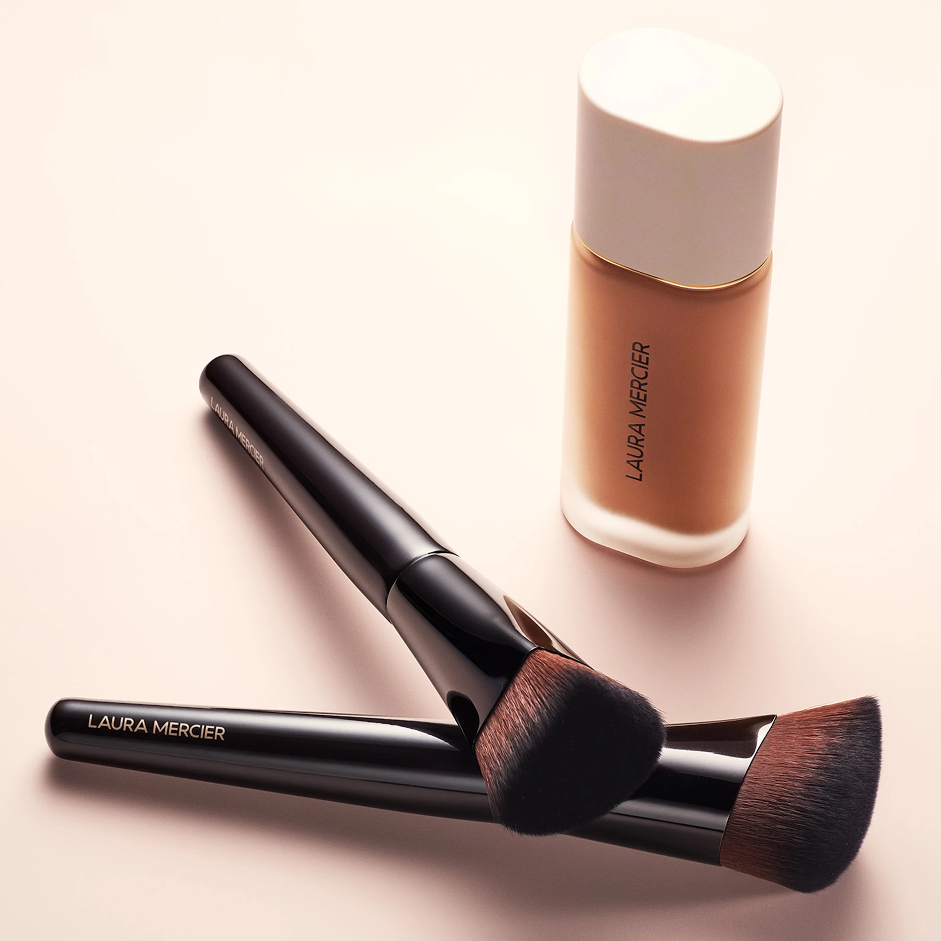 Real Flawless Tečni usavršavajući puder 2N1 Cashew - Laura Mercier