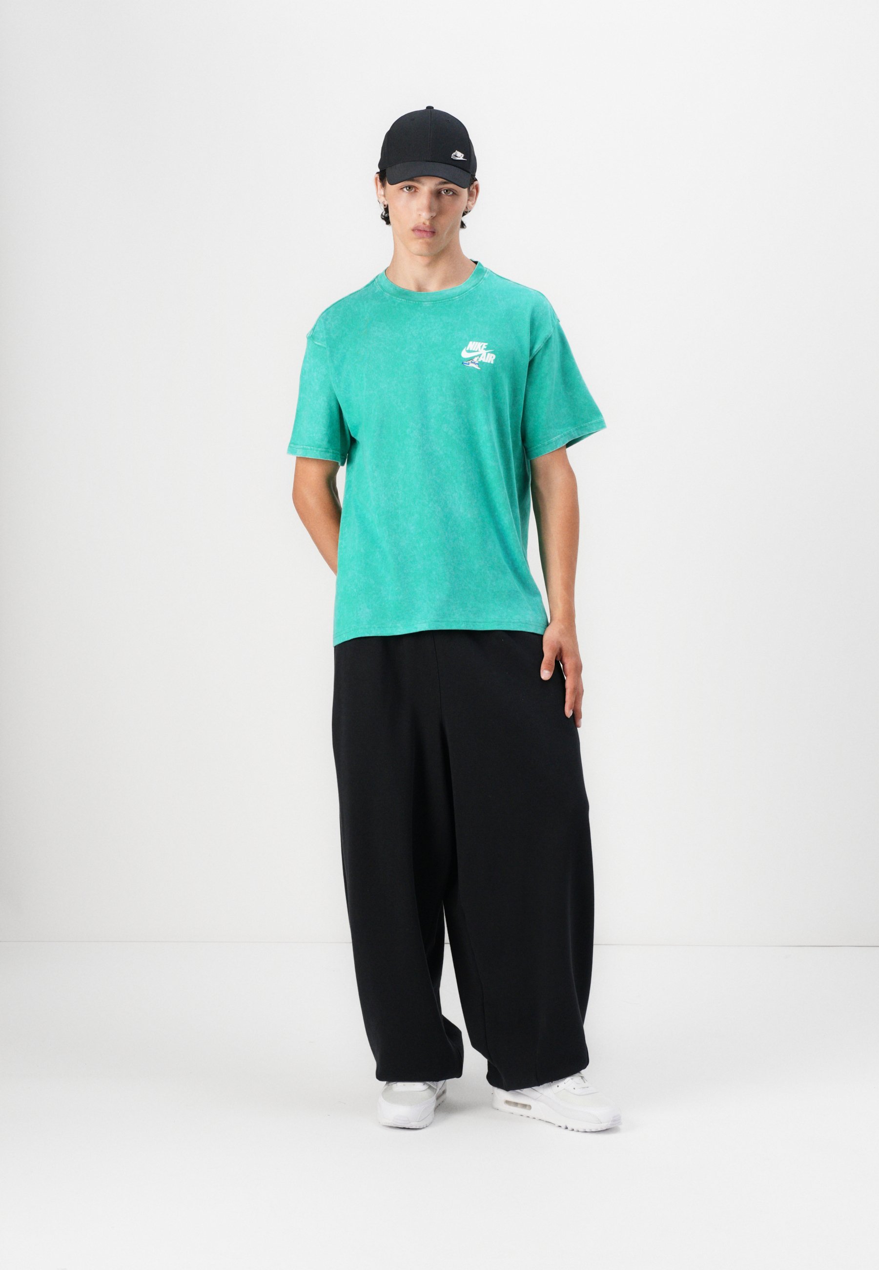 Nike Sportswear TEE CULTURE - Tričko s potlačou - štadiónovo zelené