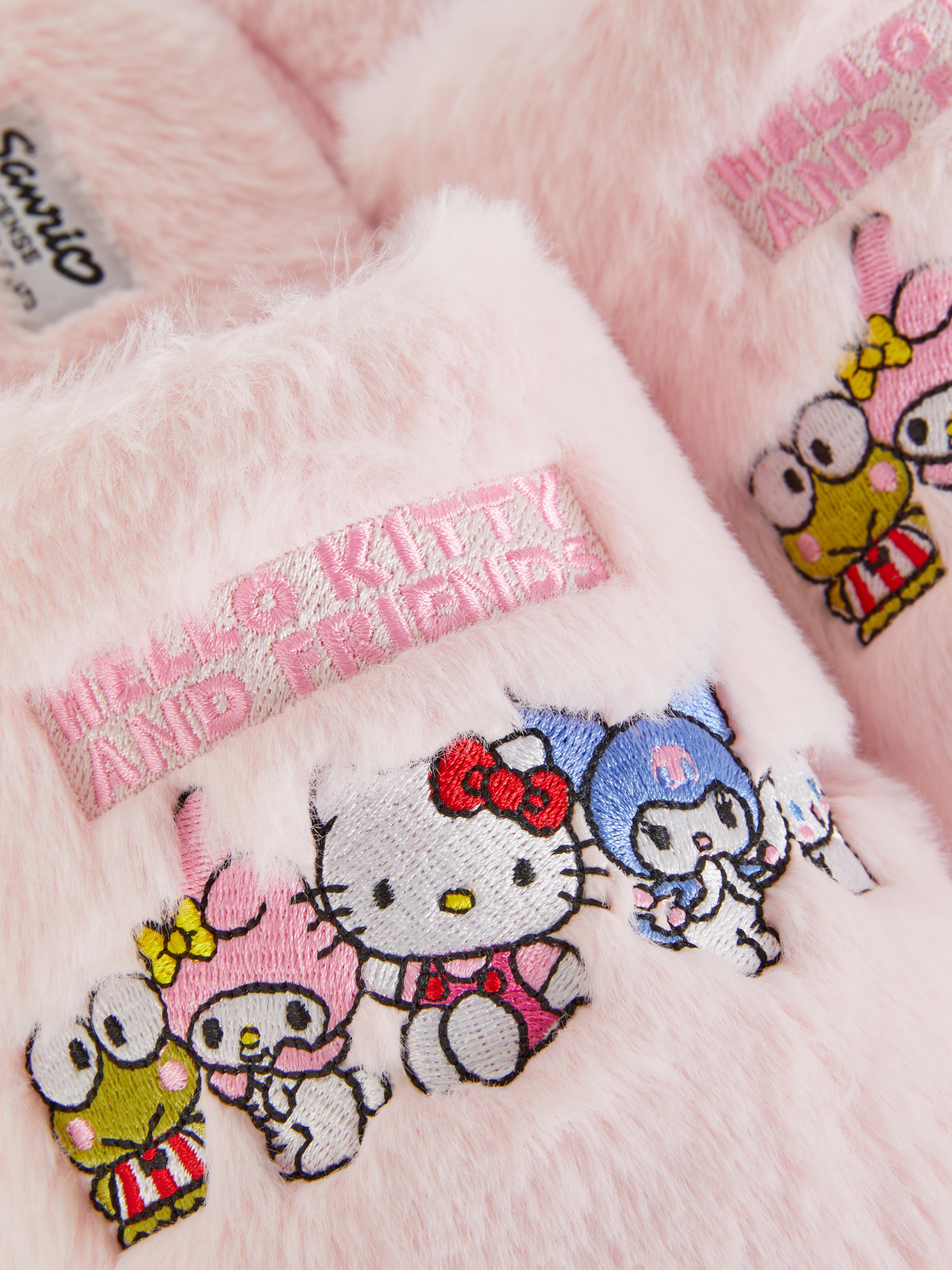Papuci pufoși cu Hello Kitty și prietenii ei Papuci moi și pufoși cu Hello Kitty și prietenii ei deasupra
