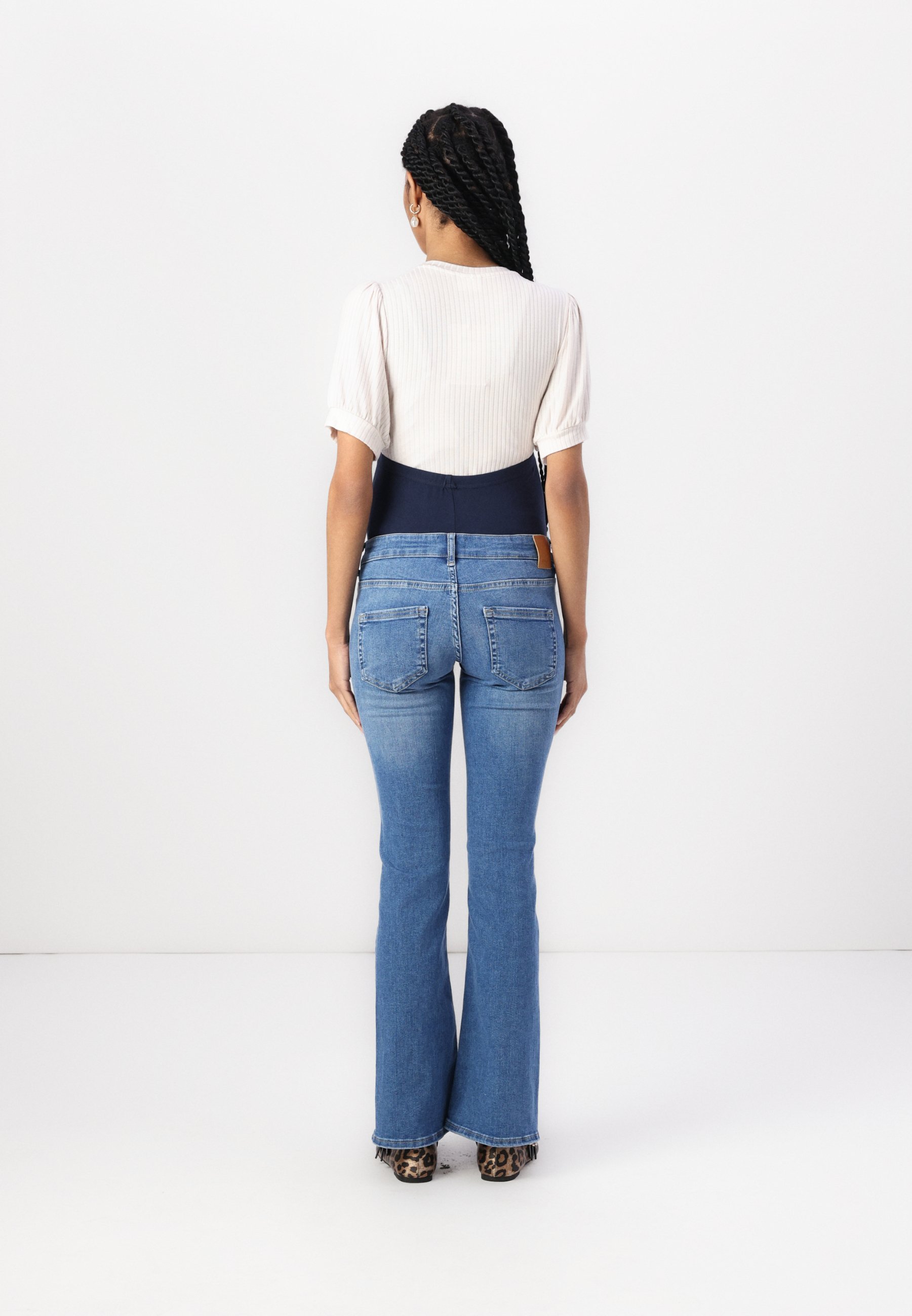 ONLY MATERNITY OLMBLUSH FLARED - Uitlopende jeans - middenblauwe denim