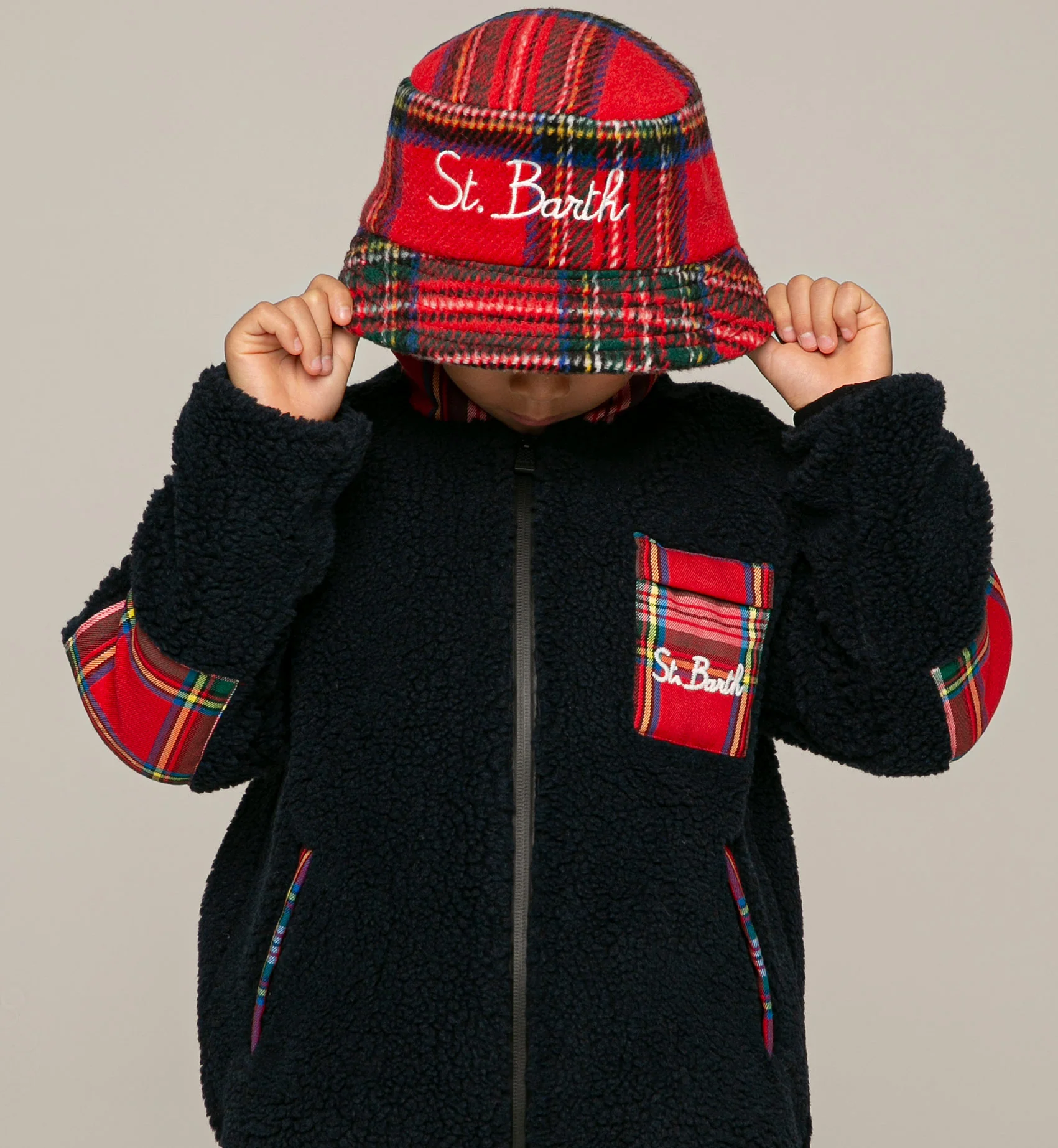 Chaqueta infantil de sherpa con bolsillo y bordado de San Bartolomé.