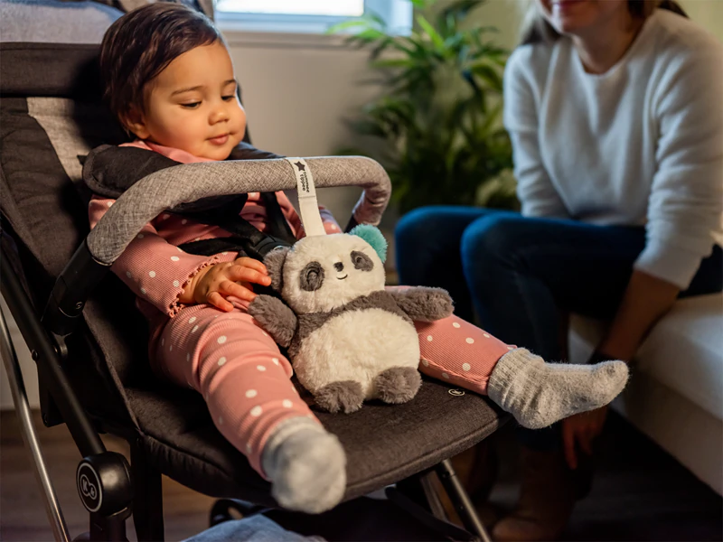 Závesná hračka Tommee Tippee Grofriend Pip the Panda Contrast s melódiou