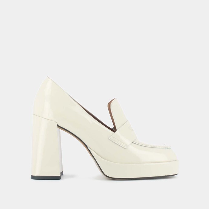 Mocassins à talons  en vernis écru