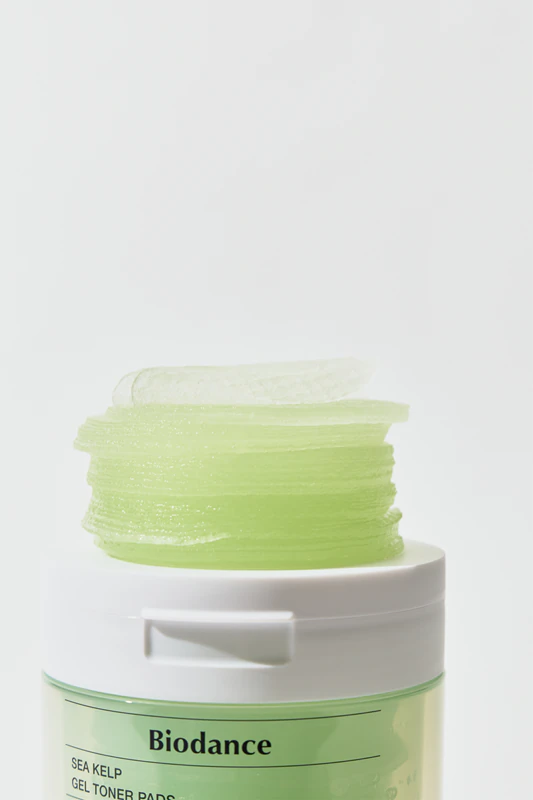 Biodance Sea Kelp Gel Toner Pads sú upokojujúce a tonizujúce pleťové tampóny.