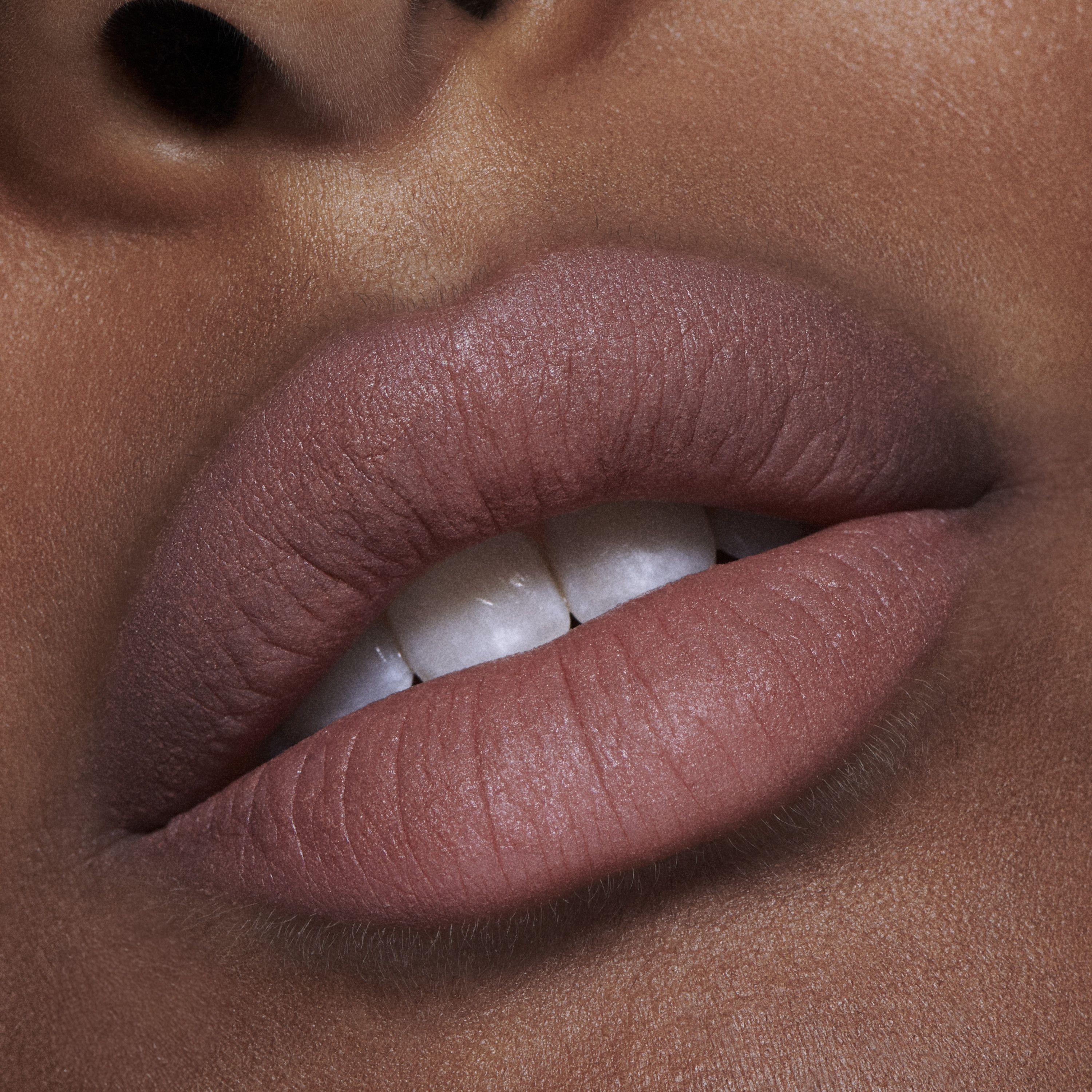 Tekutý rúž Powder Kiss v odtieňi Nude Luxusné tekuté rúže