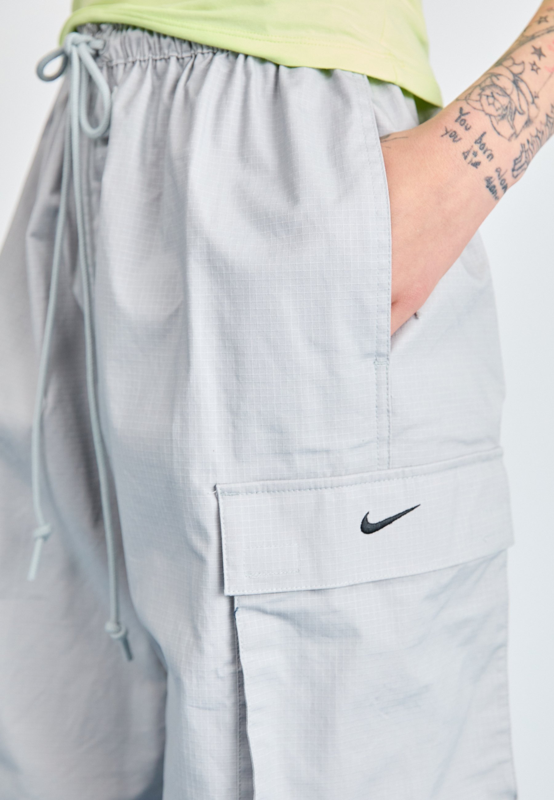 Nike Sportswear SPORTSWEAR - Pantaloni cargo - grigio fumo chiaro/nero