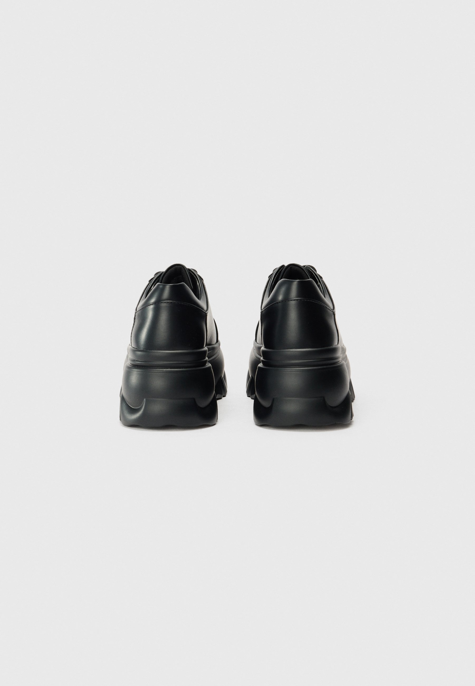 Even&Odd Schnürschuhe mit breiter Passform – schwarz