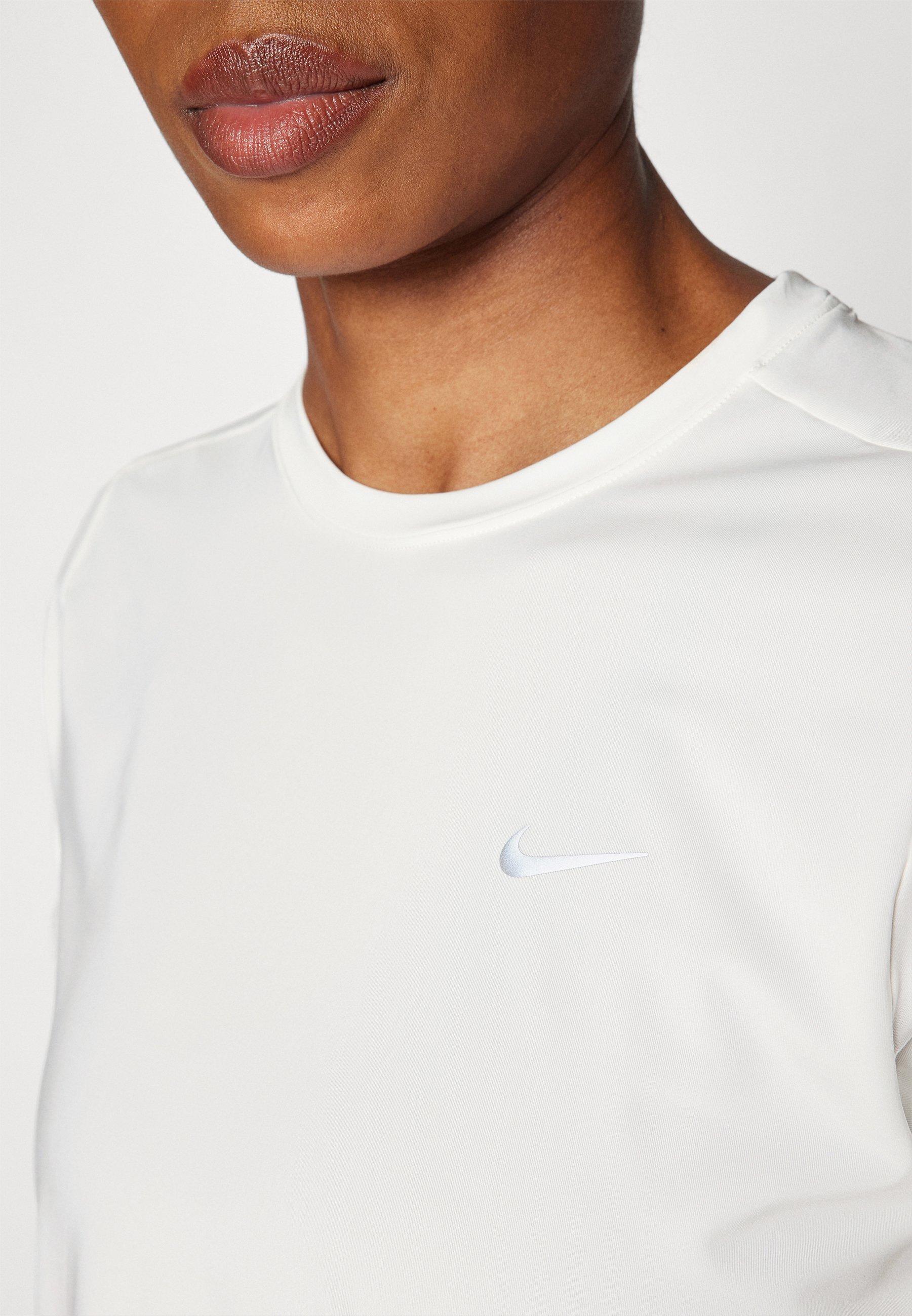 Nike Performance SWIFT TOP - Sport T-shirt - zeilwit/reflecterend zilver