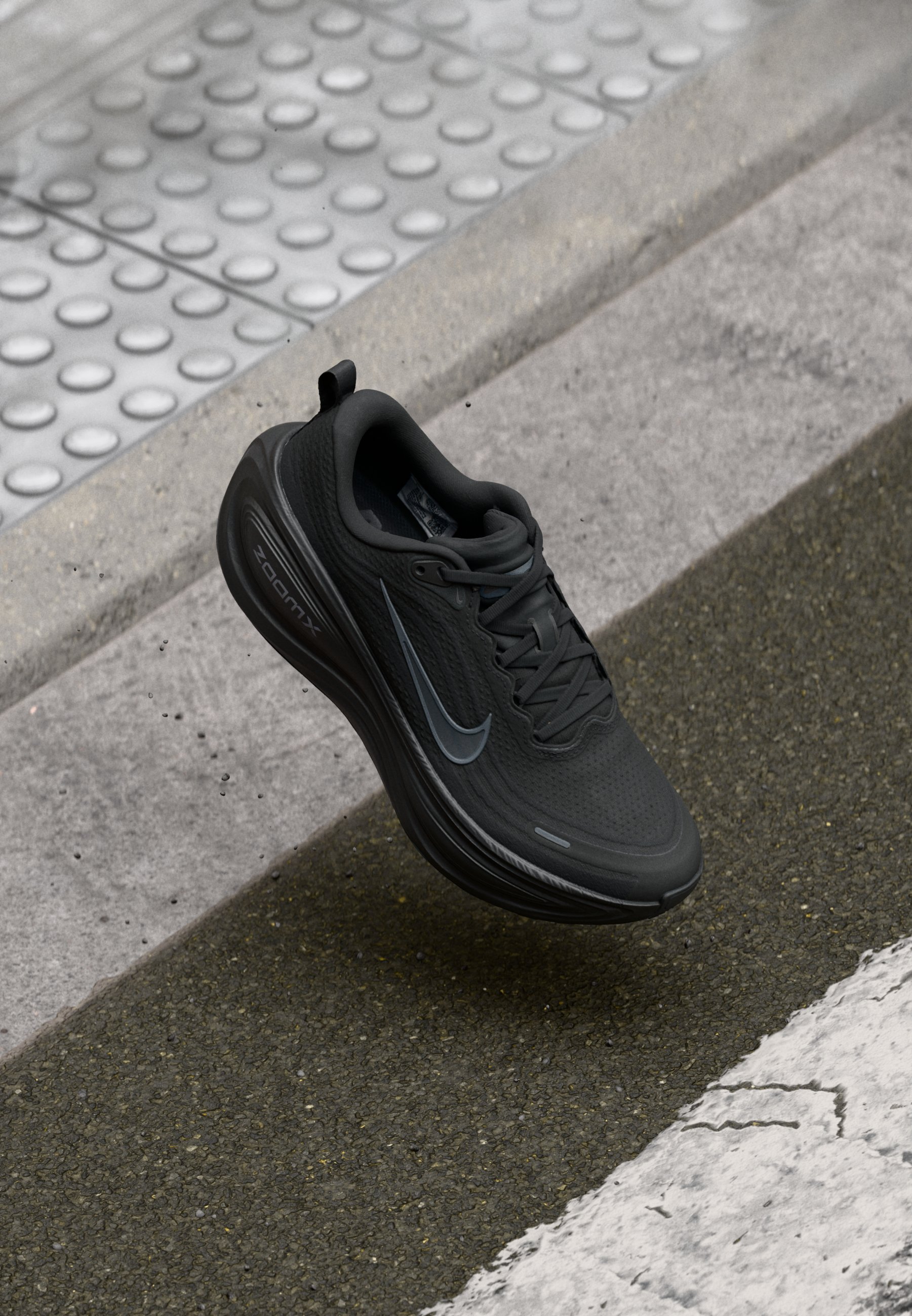 Nike Performance VOMERO PLUS - Hardloopschoenen voor op de weg - zwart/donker rookgrijs/metallic donkergrijs/koelgrijs