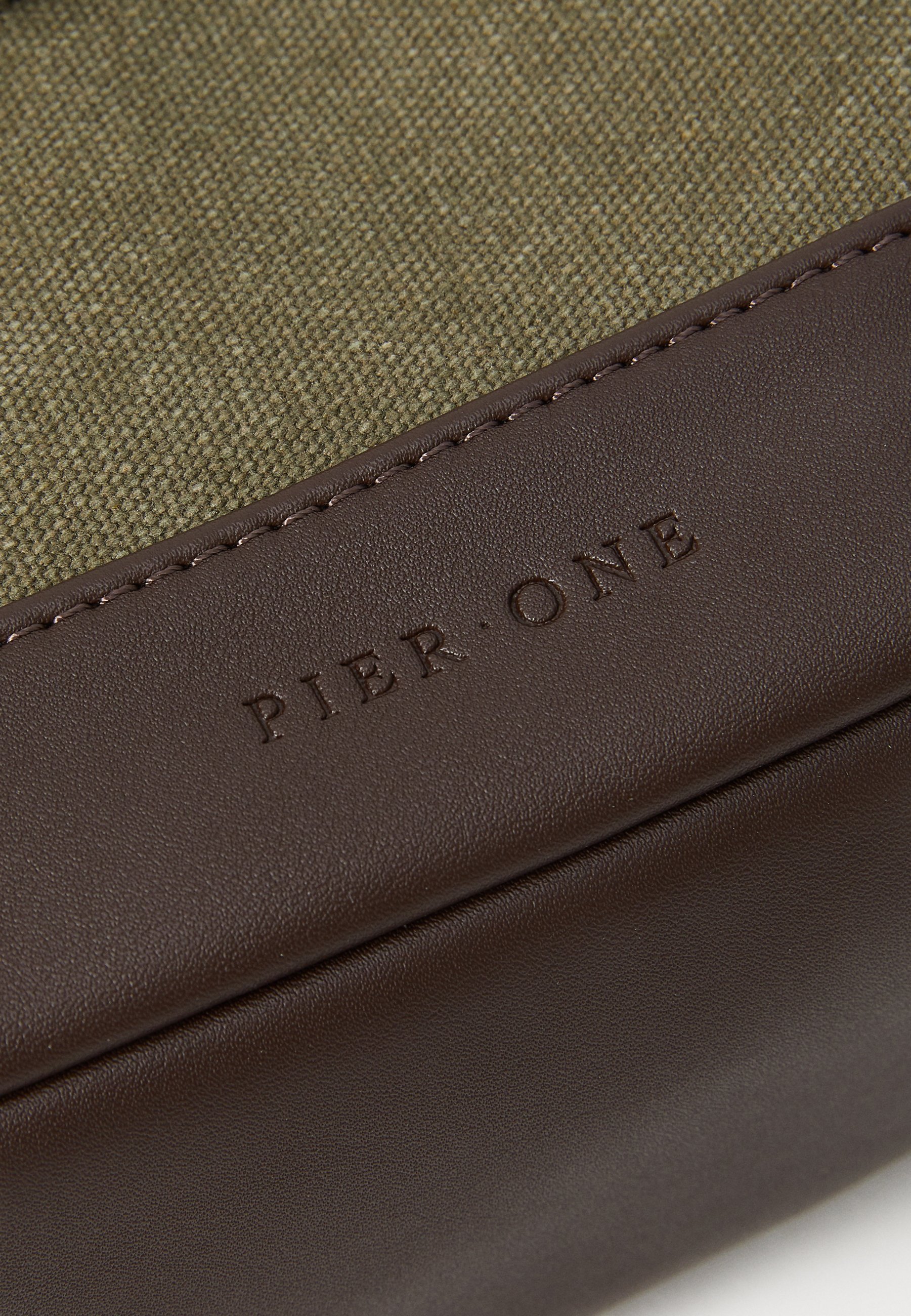 Strumenti e accessori per il trucco di Pier One
