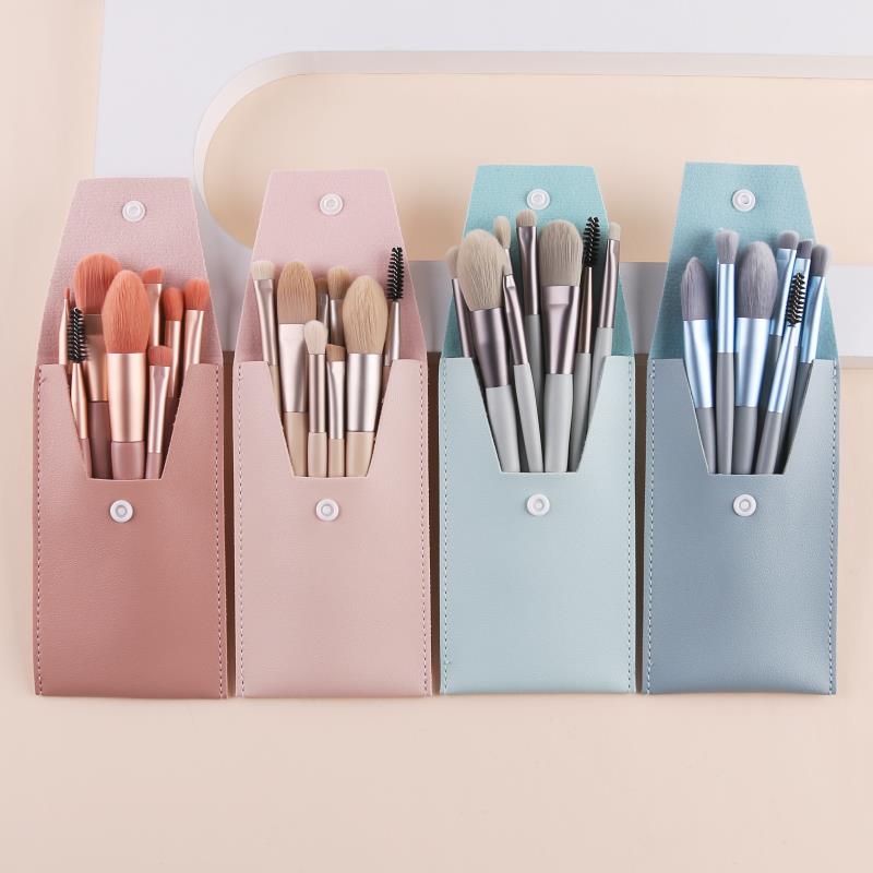Ensemble de 8 pinceaux de maquillage portables à poils doux pour fards à paupières, fond de teint, poudre, cils, lèvres, correcteur et blush.