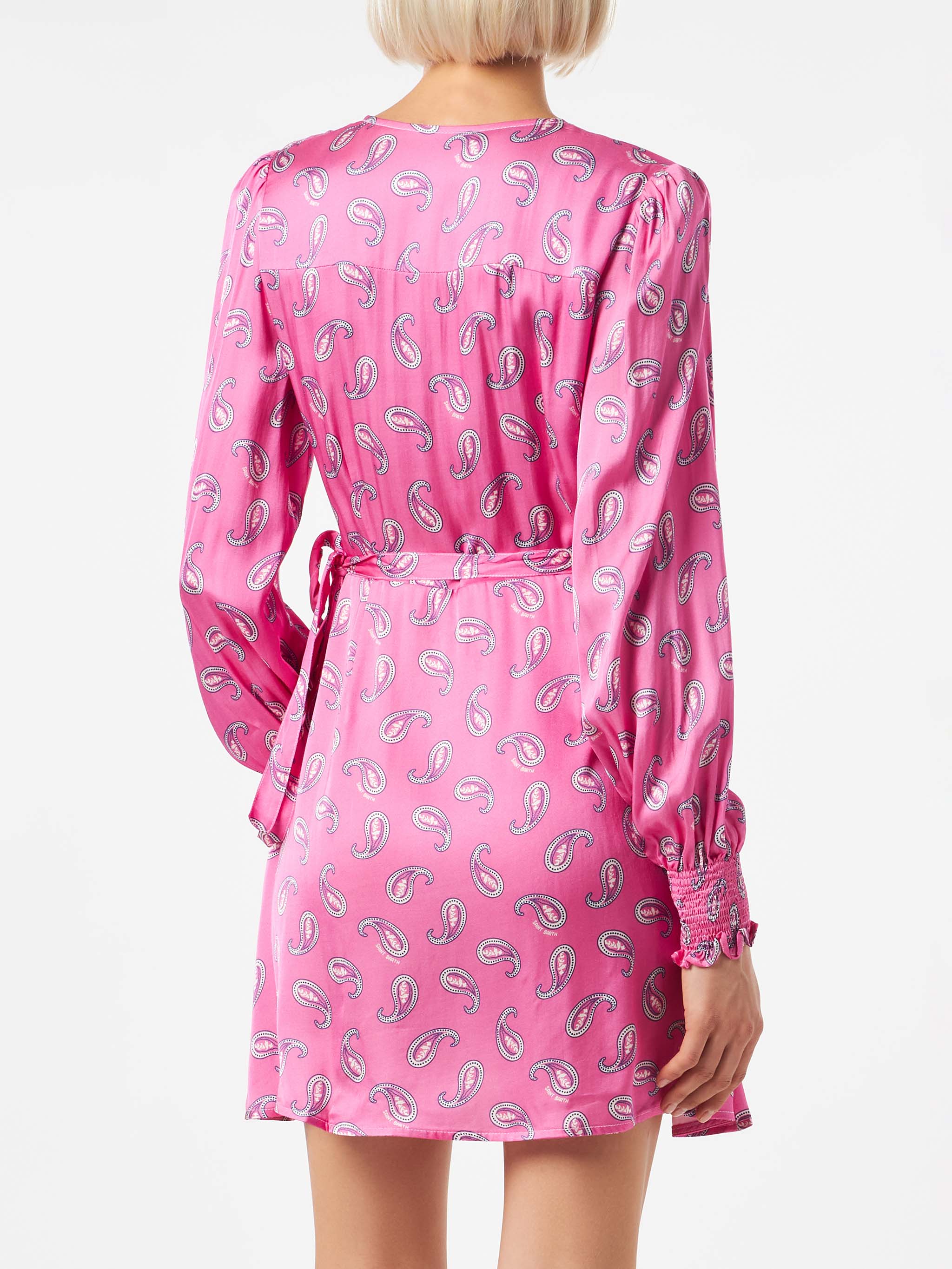 Vestido envelope de cetim com estampa paisley