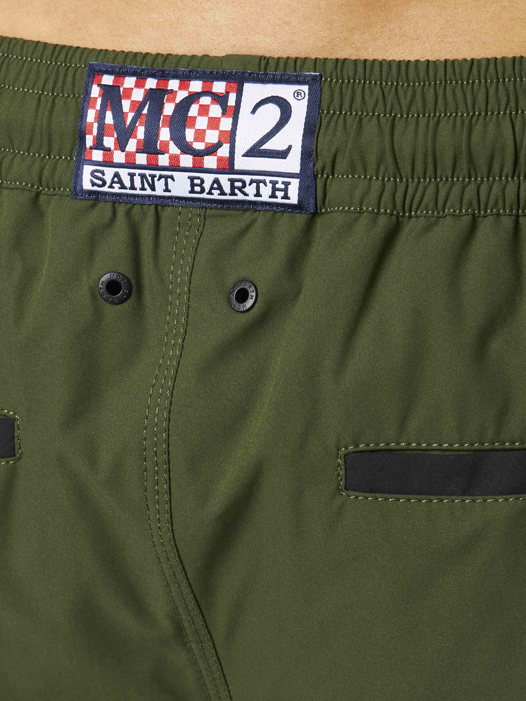 Herenzwempak met logo aan de zijkant en contrasterende details