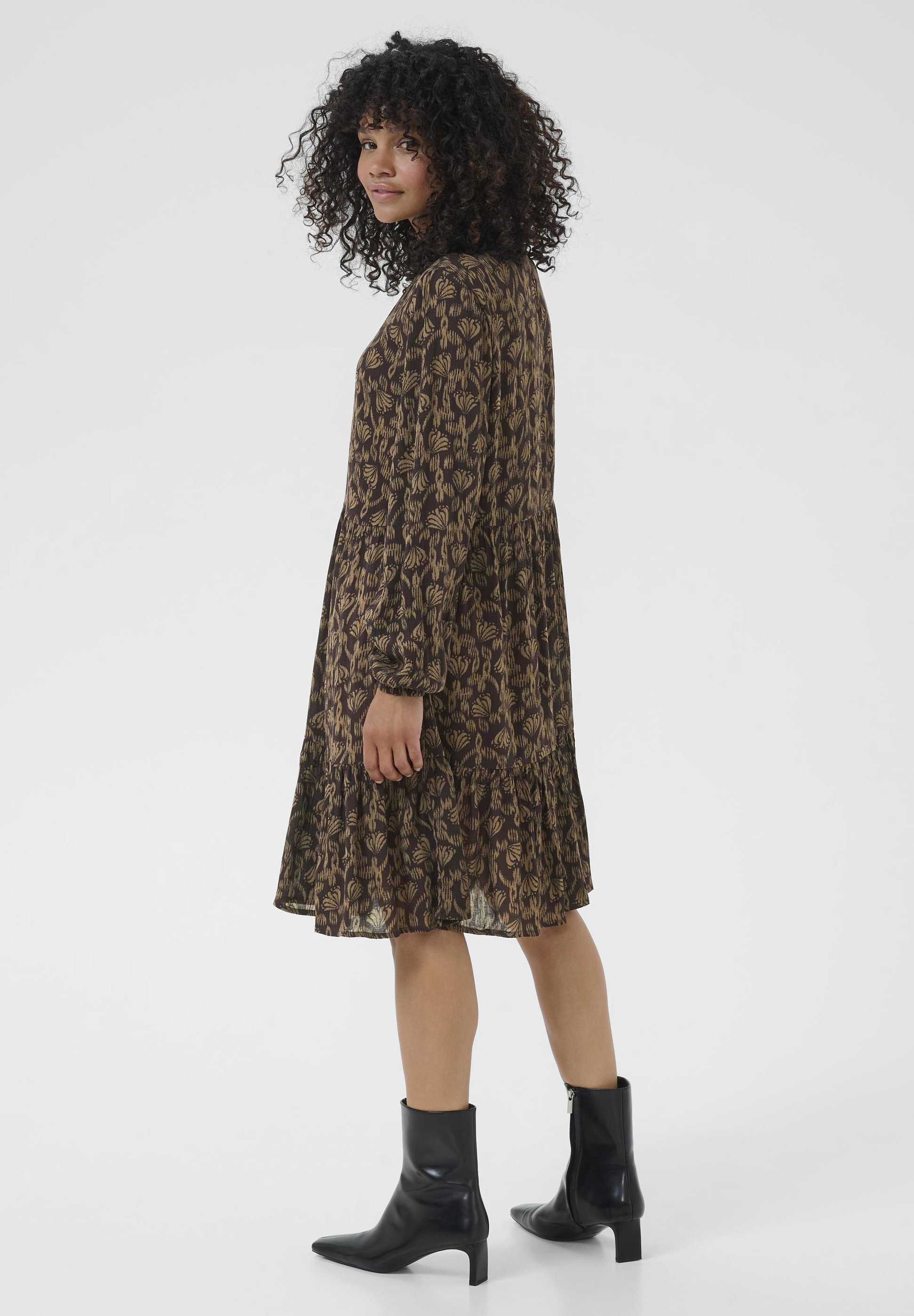 Kaffe AMBER - Päevakleit - must kohvimuster lilleline