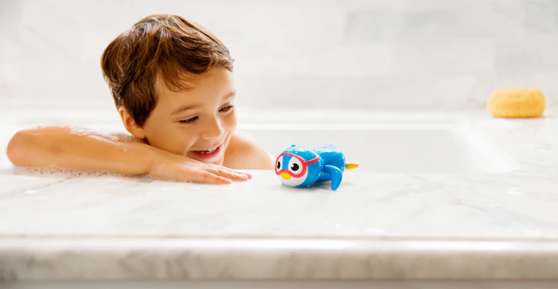 Brinquedo aquático de pinguim nadador de corda Munchkin