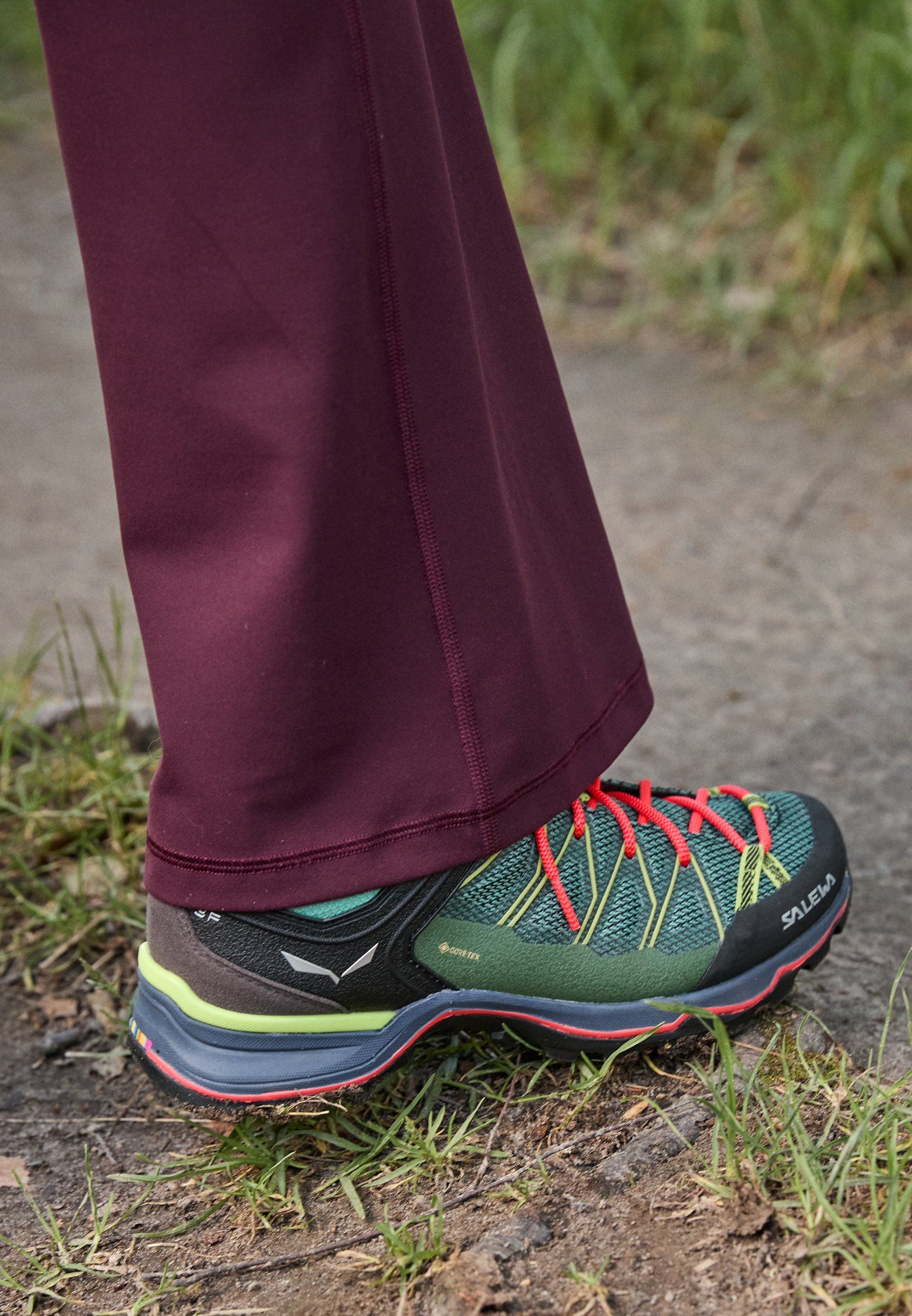 Salewa MOUNTAIN TRAINER LITE GORE TEX - Wandelschoenen - veldgroen/fluo koraal