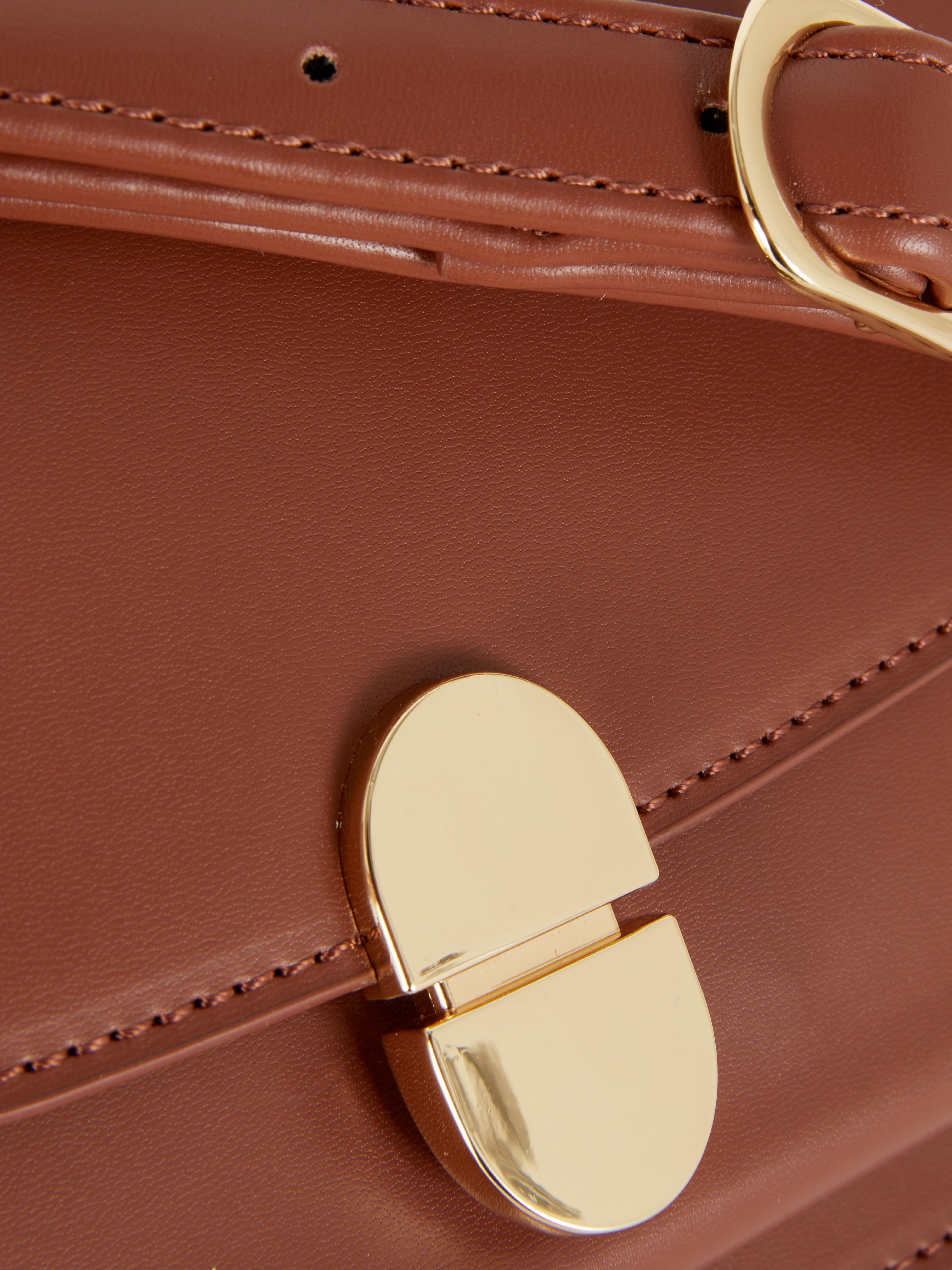Schultertasche mit Verschluss. Genießen Sie den dezenten Luxus-Look dieser Tasche aus Kunstleder.